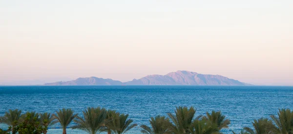 View from the Sinai Peninsula to the sea and Tiran Island — Stock Photo, Image