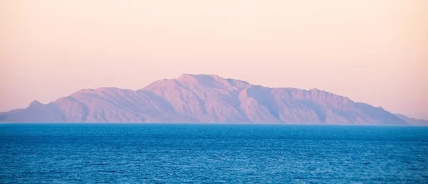 Egipt. Widok z morza na bezludnej plaży piaszczystej. Tiran Island — Zdjęcie stockowe