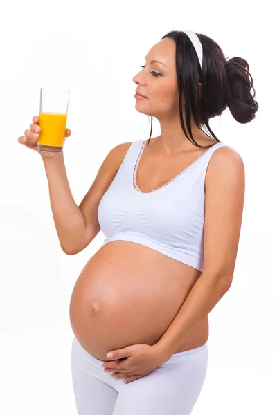 Έγκυος γυναίκα πίνοντας ένα ποτήρι φρέσκο χυμό πορτοκάλι. Απομονωμένα σε λευκό φόντο — Φωτογραφία Αρχείου