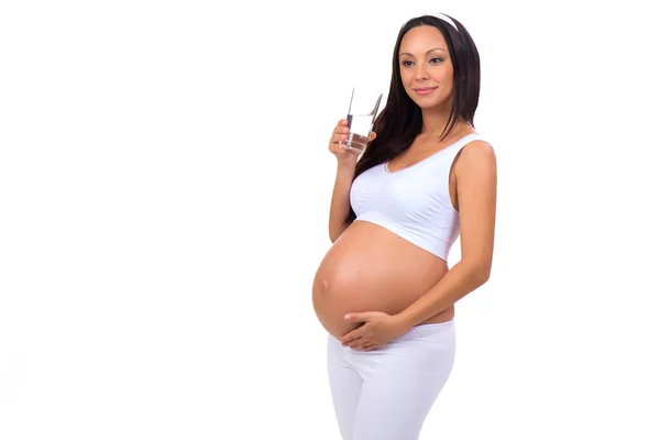 Hamile kadın beyaz arka plan üzerinde izole su içme — Stok fotoğraf