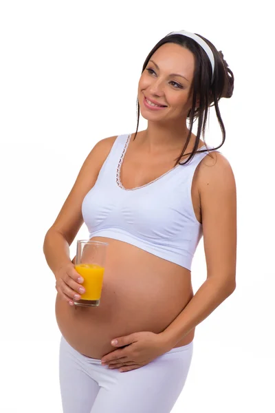 Femme enceinte buvant un verre de jus d'orange frais. Isolé sur fond blanc — Photo