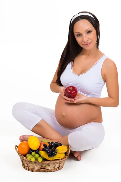 Une bonne nutrition pendant la grossesse. Vitamines et fruits. Femmes enceintes mangeant des pommes — Photo