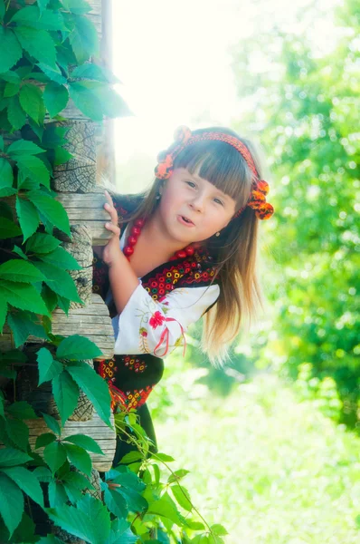 Schöne kleine ukrainische Mädchen in nationalen hutsul ukrainischen cos — Stockfoto