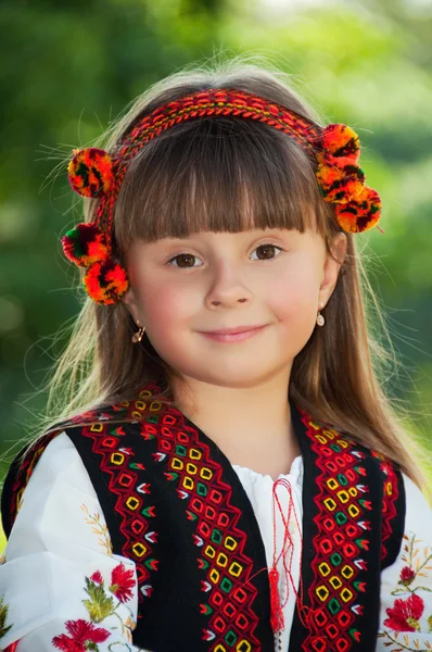 Retrato literal Retrato de una niña sonriente en una corona, en el traje nacional ucraniano Hutsul chica bonita en traje nacional ucraniano —  Fotos de Stock