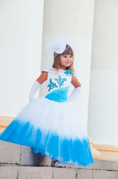 イブニング ドレスで小さな女の子ファッションは列柱近くに立っています。 — ストック写真
