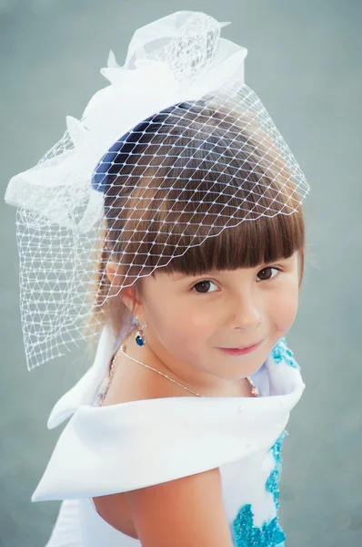 Retrato de una linda niña en un magnífico vestido blanco y azul —  Fotos de Stock