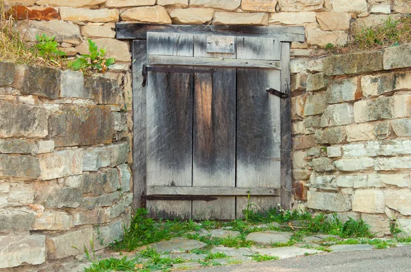 Древние деревянные двери и каменная стена. Украина, Музей Пирогово — стоковое фото