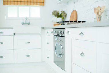 Penceresi, lavabosu ve fırını olan güzel, modern bir mutfak. Mutfak iç mimarisi.