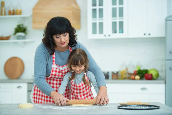 Grandmother Granddaughter Cook Pizza Together Roll Dough Rolling Pin Family — Stock Photo, Image