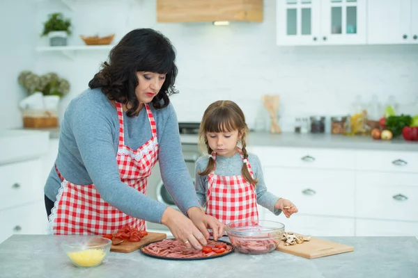 Grandmother Teaches Her Granddaughter Cook Pizza Lay Out Sausage Filling — Stock Photo, Image