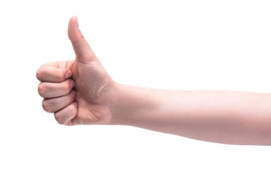 Bir kişinin eli baş parmağını kaldırıyor. Vücut dili. İyi şanslar, onay konsepti. Jest tamam..