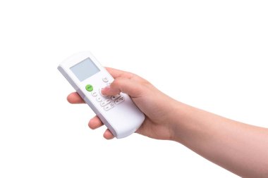 El televizyonun uzaktan kumandasını tutuyor ve kanalları değiştiriyor. Çeşitlilikten, değişimden ve hayattaki değişimden seçim kavramı.