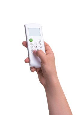 El televizyonun uzaktan kumandasını tutuyor ve kanalları değiştiriyor. Çeşitlilikten, değişimden ve hayattaki değişimden seçim kavramı.