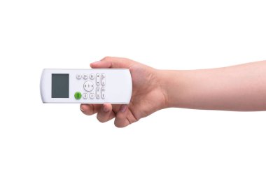 El televizyonun uzaktan kumandasını tutuyor ve kanalları değiştiriyor. Çeşitlilikten, değişimden ve hayattaki değişimden seçim kavramı.