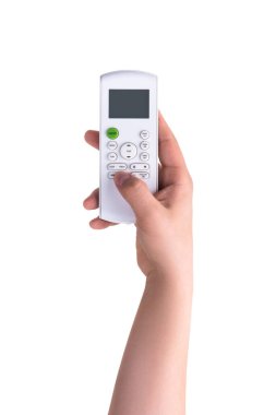 El televizyonun uzaktan kumandasını tutuyor ve kanalları değiştiriyor. Çeşitlilikten, değişimden ve hayattaki değişimden seçim kavramı.