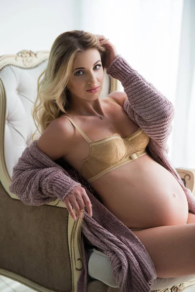 Gravid Blond Kvinna Sitter Vintage Beige Fåtölj Närbild — Stockfoto