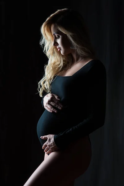 Krásná Těhotná Blondýna Žena Stojí Objímá Její Bříško Černém Pozadí — Stock fotografie