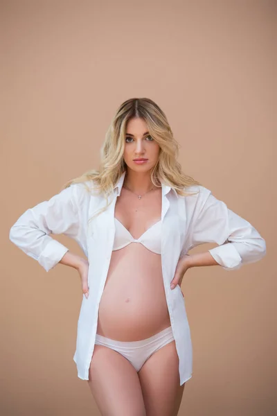 Νεαρή Όμορφη Έγκυος Γυναίκα Λευκό Πουκάμισο Και Εσώρουχα Στέκεται Ένα — Φωτογραφία Αρχείου