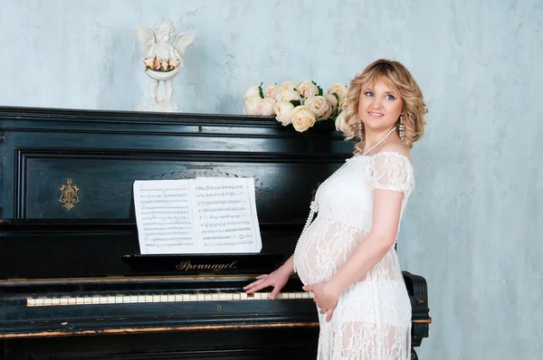 Madre in attesa in previsione della nascita del bambino. Musica di Cuore — Foto Stock