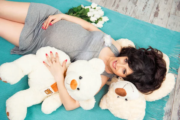 Bela mãe grávida com ursos de pelúcia — Fotografia de Stock