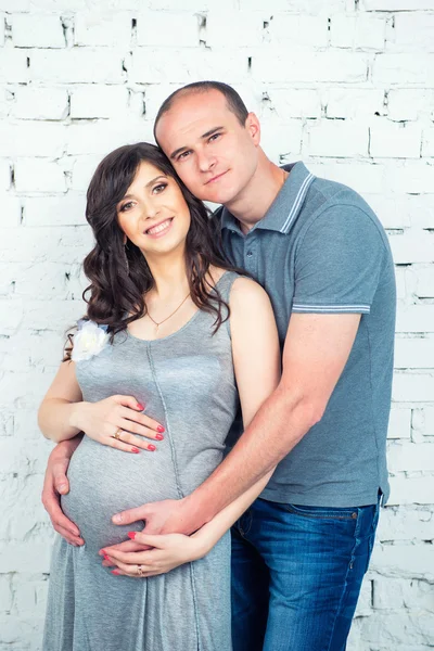 Joyeux couple enceinte en attente d'un miracle — Photo