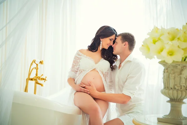 最愛の両親。本公開買付けキス妊娠中のカップル — ストック写真