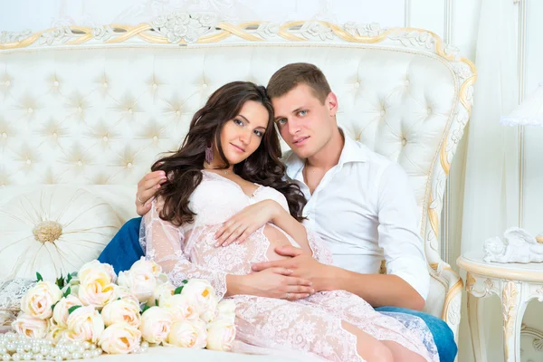 Glückliches Paar: Mann und schwangere Frau warten auf Baby — Stockfoto