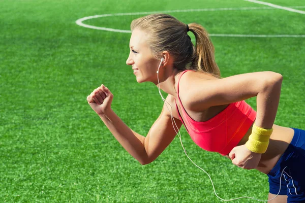 Laufendes junges Mädchen läuft in Sportbekleidung im Stadion — Stockfoto