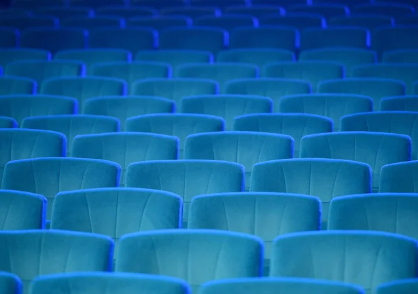 Assentos verdes confortáveis vazios no teatro, cinema — Fotografia de Stock