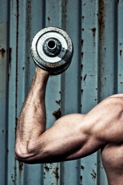 Kas kol dumbbell ile yakın çekim