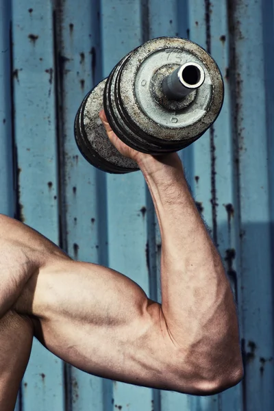 Muscular arm with dumbbell close up — Stock Photo, Image