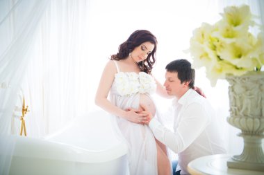 Koca bir hamile eşi karın hassasiyet ve bakım ile sarılma