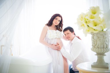 Koca bir hamile eşi karın hassasiyet ve bakım ile sarılma