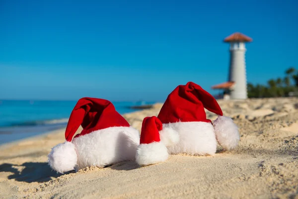 Vacaciones de Año Nuevo y vacaciones de Navidad en el mar. Viaje en familia con los niños a la orilla del mar . —  Fotos de Stock