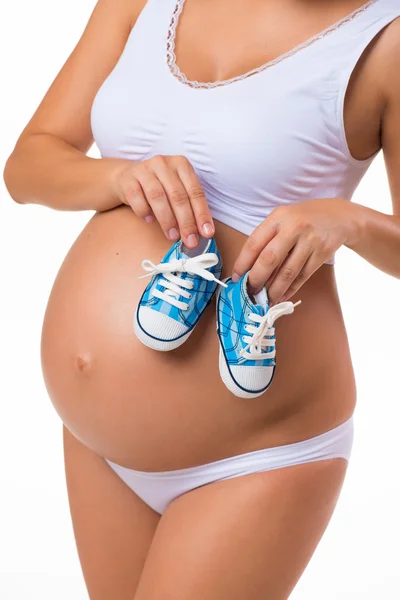 Barriga grávida com coração azul e rosa. Closeup horizontal. Determine a criança: gêmeos, menina ou menino . — Fotografia de Stock