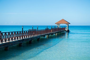 Gemi, denize uzanan uzun ahşap İskelesi