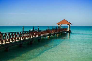 Gemi, denize uzanan uzun ahşap İskelesi