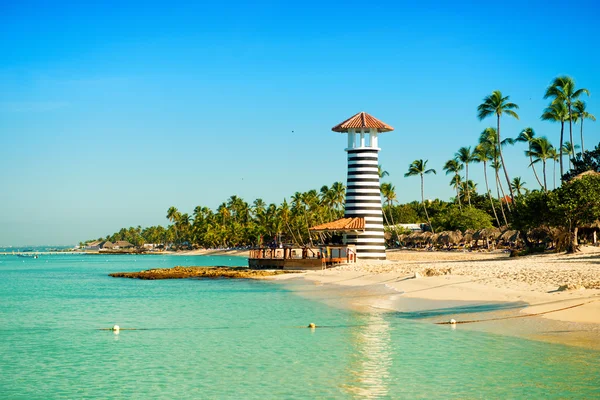 Paradise île tropicale en République dominicaine. Sable blanc, mer bleue, ciel clair et phare sur le rivage — Photo