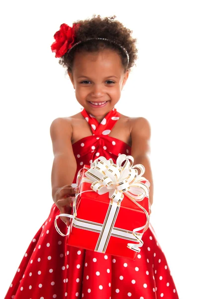 Chica sonriente con rizos de pelo dan una caja de regalo en las manos. Feliz Año Nuevo y fiestas de Navidad —  Fotos de Stock