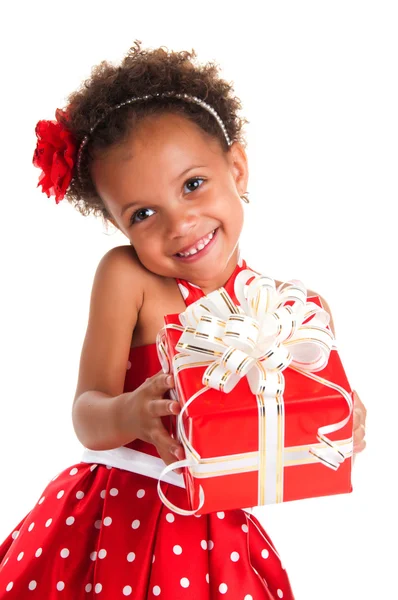 Chica sonriente con rizos de pelo dan una caja de regalo en las manos. Feliz Año Nuevo y fiestas de Navidad —  Fotos de Stock