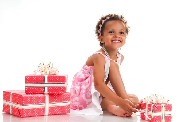 Smiling mulatto girl with pink gift box. Birthday present. Shopping. Prize, win, event. — Stockfoto