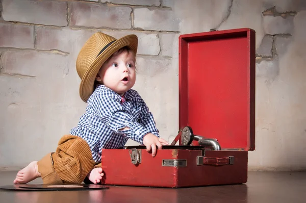 有趣的男婴，黑胶唱片和留声机复古帽子 — 图库照片