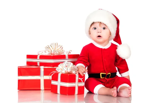 Sorprendió al pequeño Santa Claus con regalos. Aislado en ba blanca Fotos De Stock Sin Royalties Gratis