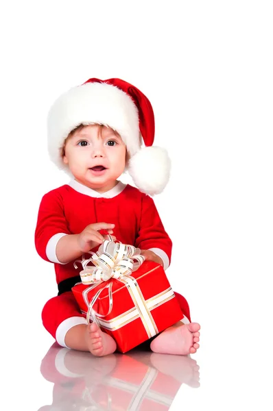 Zabawny mały chłopiec w Santa Claus garnitur z pudełka. Szczęśliwego nowego roku i święta Bożego Narodzenia — Zdjęcie stockowe