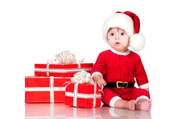 O pequeno Pai Natal atencioso com presentes. Isolado em branco b — Fotografia de Stock