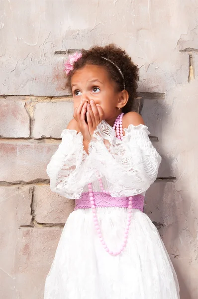 Pequeña actriz. Hermosa chica africana muestra emociones: miedo, miedo, sorpresa —  Fotos de Stock