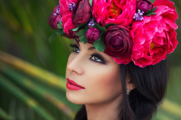 Retrato de belleza de moda de hermosa chica morena con corona de flores en la cabeza —  Fotos de Stock