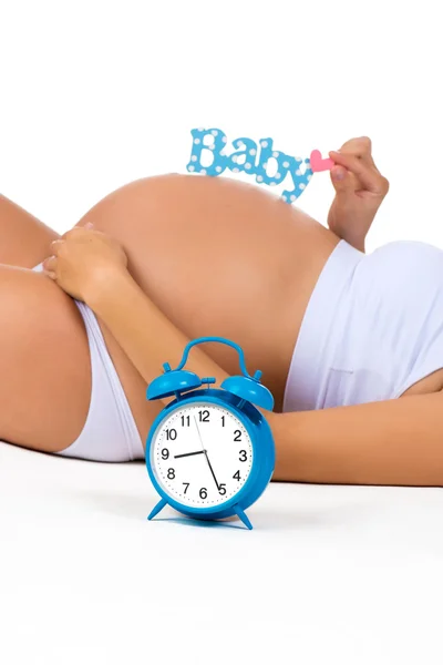 Ευτυχή εγκυμοσύνη. Έγκυος κοιλιά με ξυπνητήρι. Σύντομα η γέννηση. Εμβρυϊκή ανάπτυξη από μήνες — Φωτογραφία Αρχείου