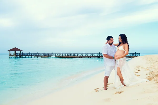 Mooie jonge zwangere paar op de Caraïbische kust. Gelukkig zwangerschap — Stockfoto