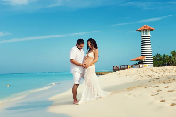 Mooie jonge zwangere paar op de Caraïbische kust. Gelukkig zwangerschap — Stockfoto